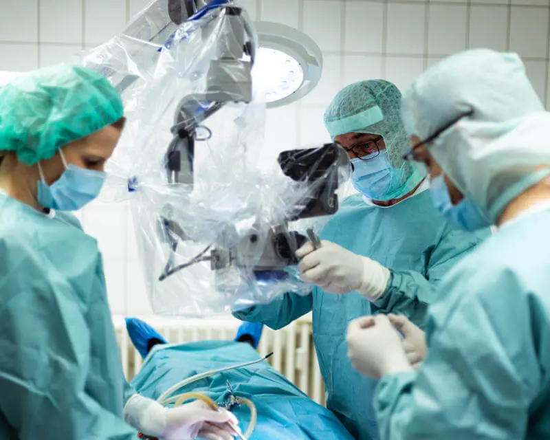 Oralchirurgischer Eingriff unter dem Operationsmikroskop