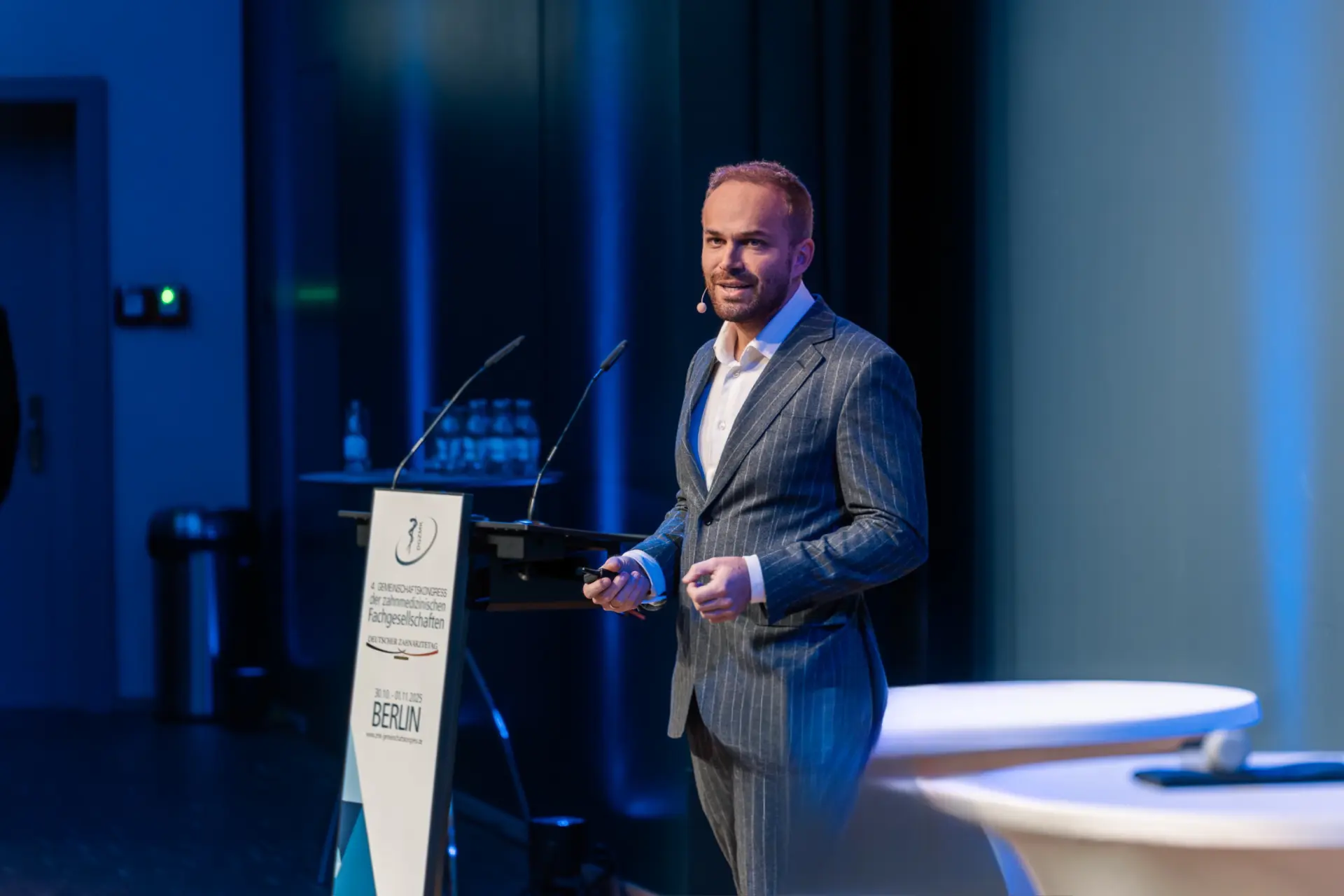 Dr. Nicolas Haßfurther beim Vortrag auf dem Implantologie Kongress Berlin DGI