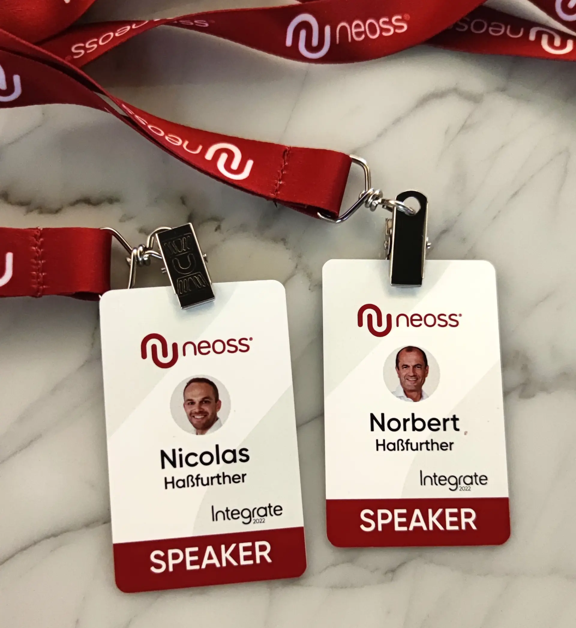 Speaker Karten von Dr. Norbert Haßfurther und Dr. Nicolas Haßfurther beim Neoss Integrate Kongress