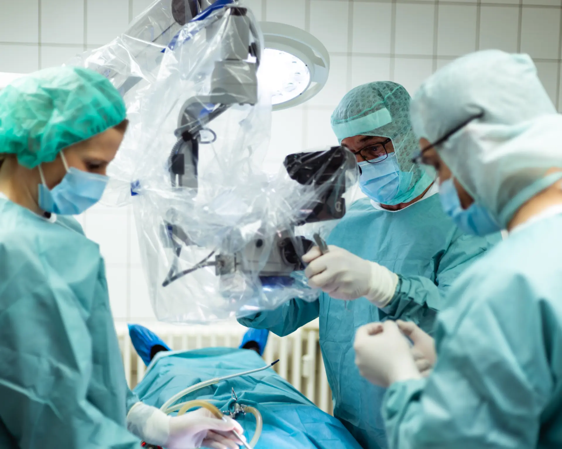 Behandlung unter dem Operationsmikroskop in der Praxis Dr. Haßfurther