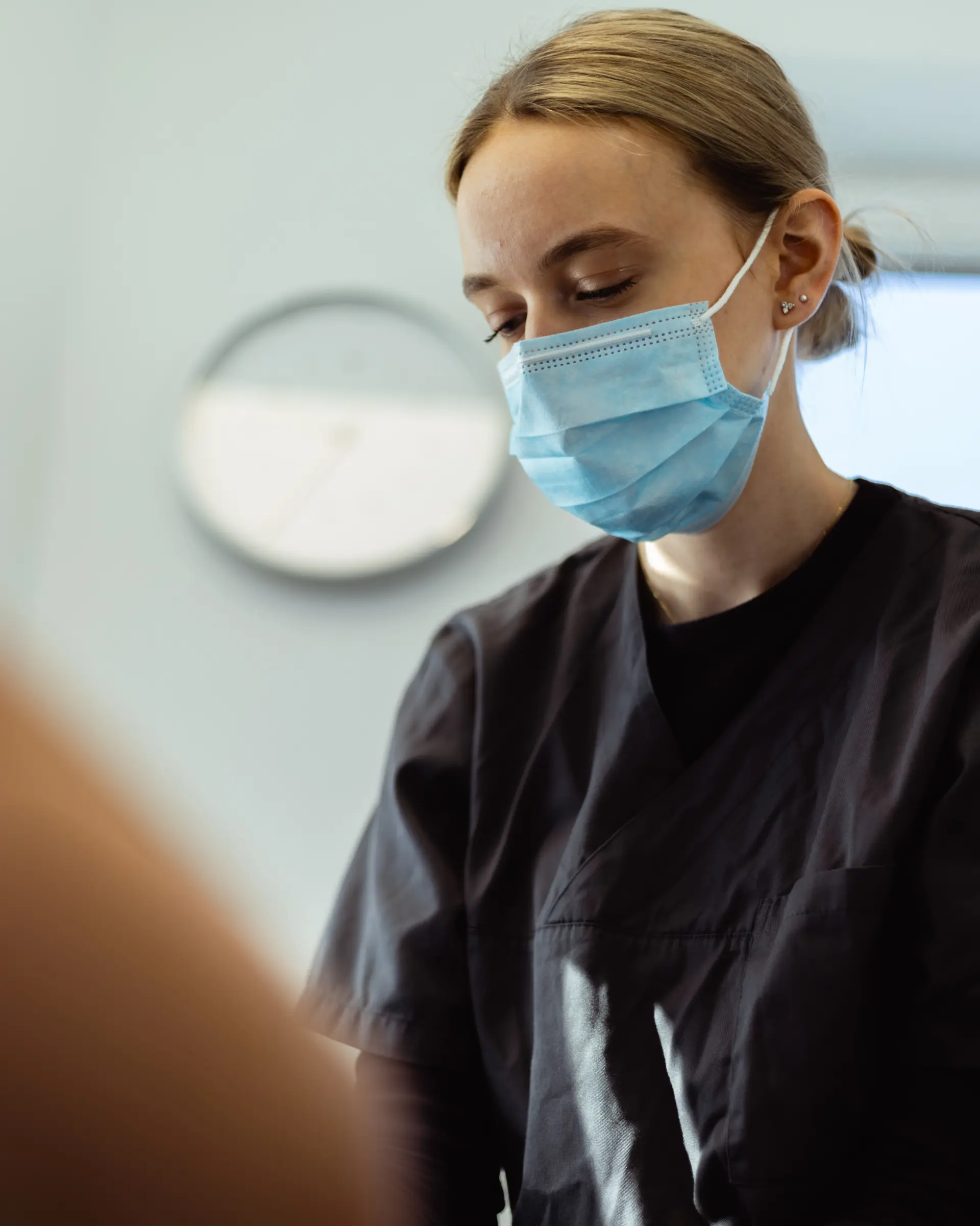 Mitarbeiterin während einer zahnmedizinischen Behandlung